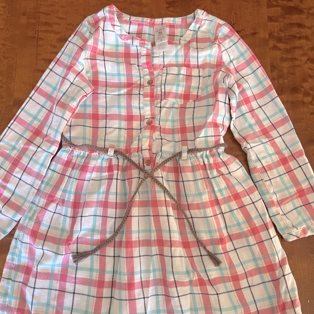 Carter’s brand dress size 5T. Used in great condition.